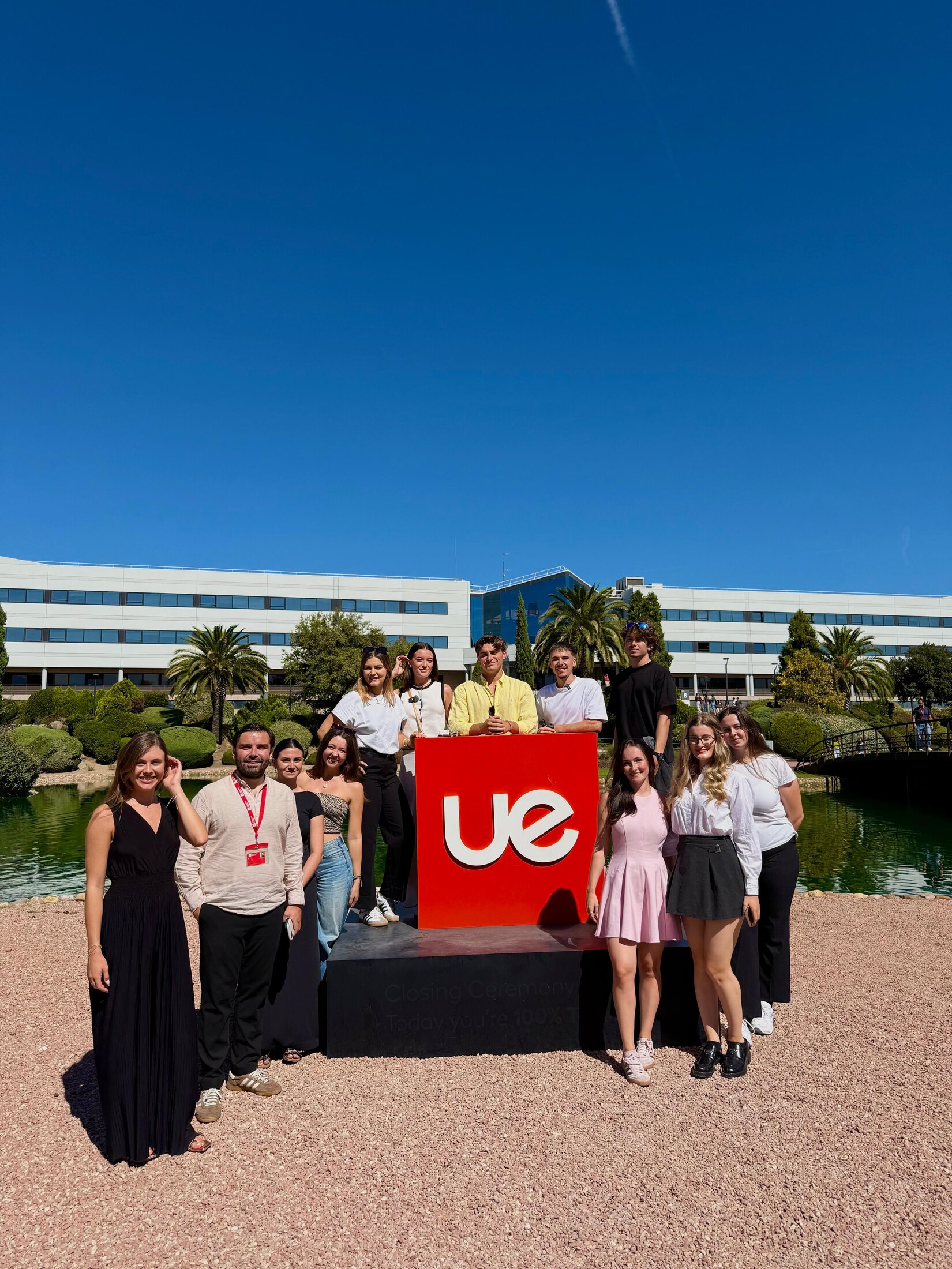 Groupe d’étudiants devant le logo de l’Universidad Europea de Madrid.