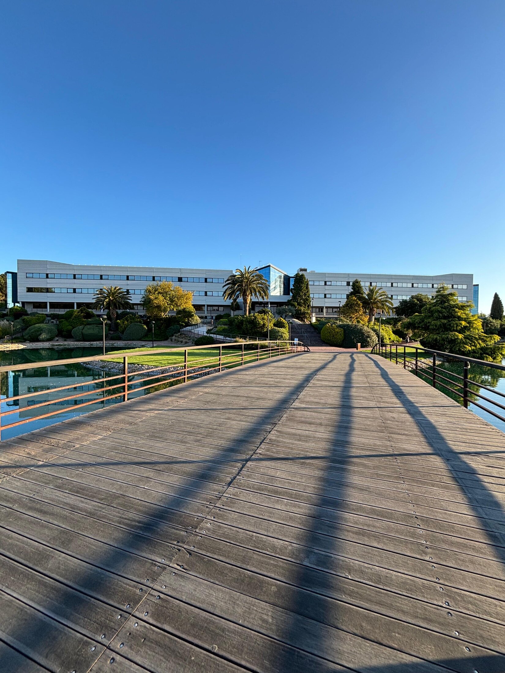 Passerelle menant au campus de l’Universidad Europea de Madrid.