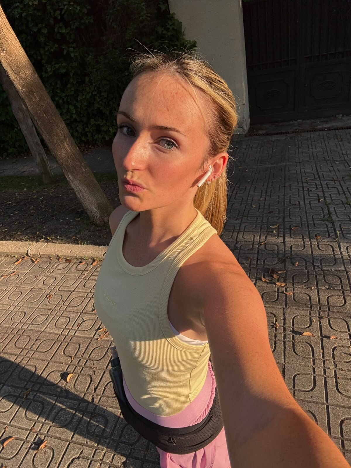 Léna en tenue de sport après une séance de course à pied.